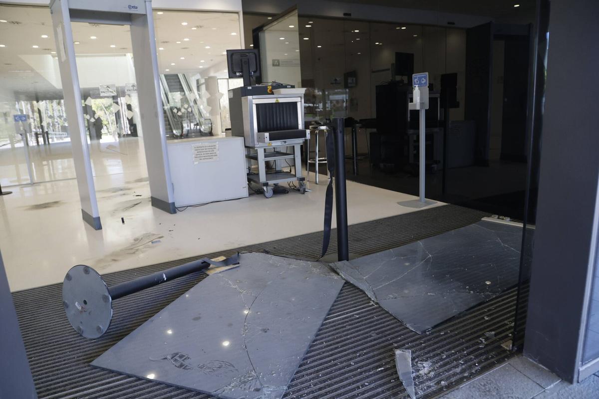 A.J.González Córdoba Un hombre se quemado q lo bonzo a las puertas de la ciudad de la justicia
