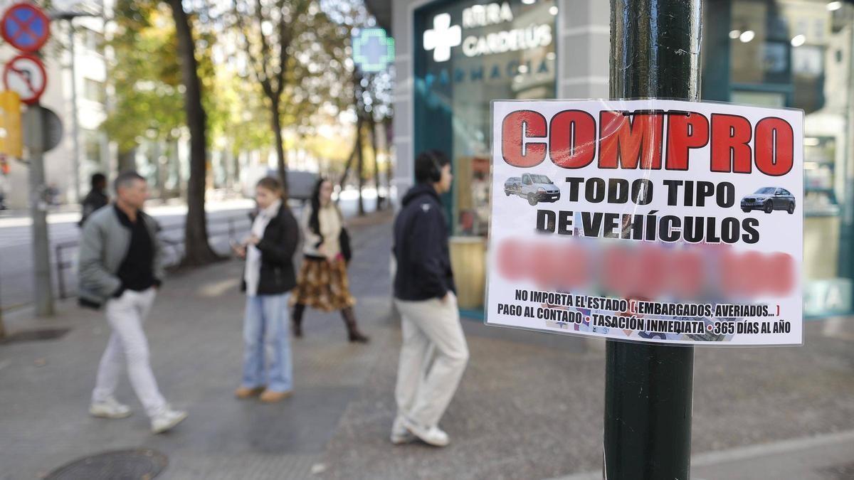 Un dels cartells enganxats en un fanal a prop de la plaça Marquès de Camps de Girona.