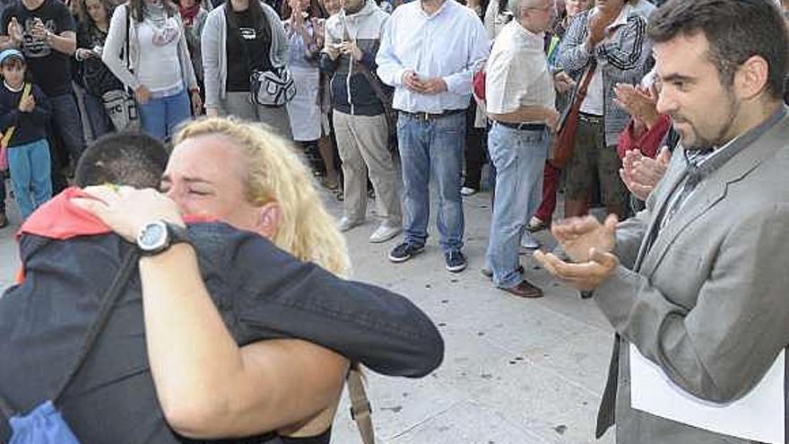 Uno de los jóvenes abraza a un familiar en una protesta. / víctor echave