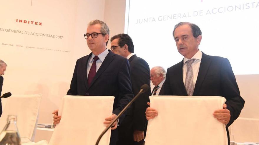 Antonio Abril en una junta de accionistas de Inditex junto a Pablo Isla.