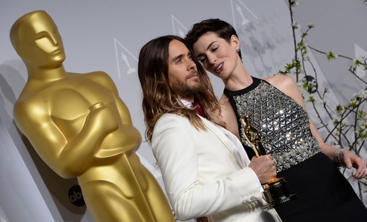 Jared Leto aguanta el seu Oscar al costat de l’actriu Anne Hathaway, a la sala de premsa.