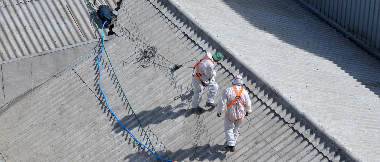 Obras de reparación en la cubierta de un edificio para corregir filtraciones.