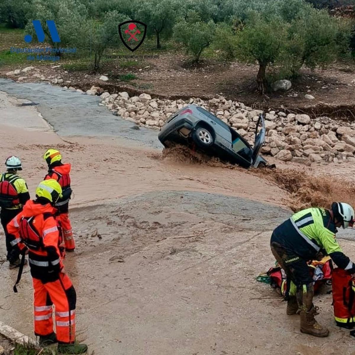 Bomberos del CPB, en el rescate de un hombre de su coche atrapado en el arroyo del Algibe de Álora