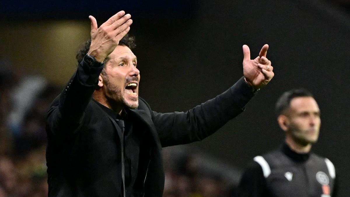 Simeone da indicaciones a sus jugadores en el derbi madrileño