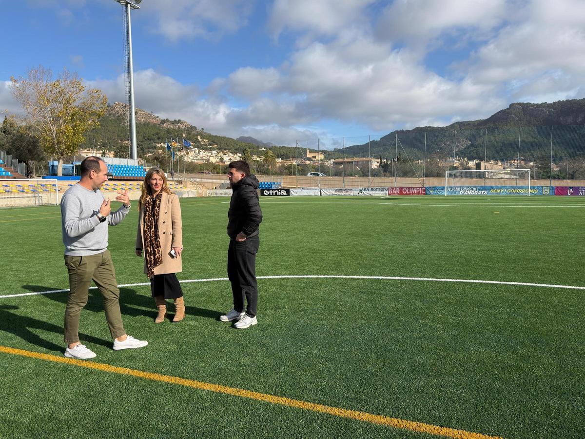 Joan Forteza Bosch (regidor delegado de Servicios Urbanos de Andratx), Estefanía Gonzalvo (alcaldesa) y Lluís Toni Sieiro (regidor delegado de Deportes).