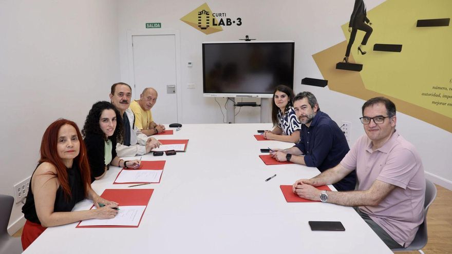 A la derecha, Ana Solís, Llarina González, Juanjo Fernández y Agustín Medina. A la derecha, Pablo García, Manuel Cama y Raquel Ruiz. | MARIO CANTELI
