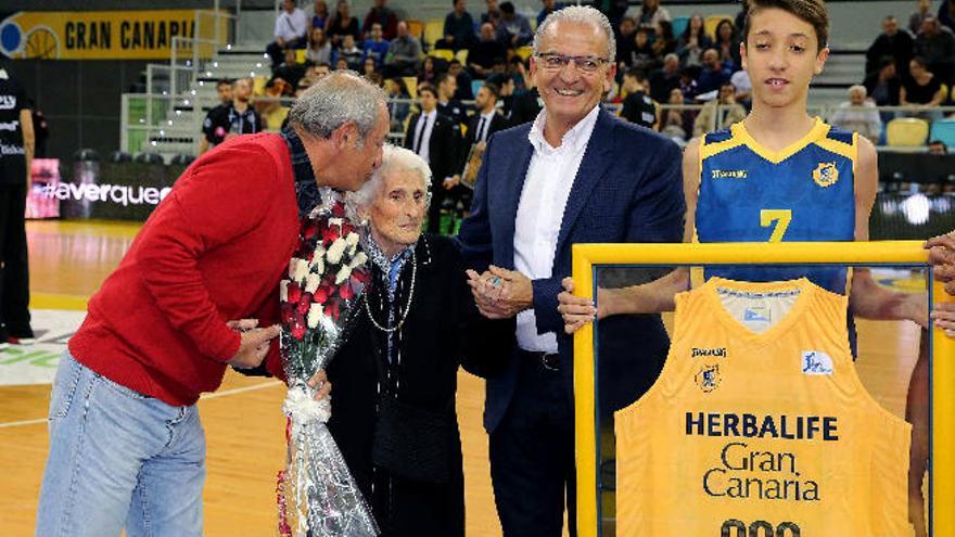 Navas, entre Moriana y Betancor, antes del partido 900 del Granca en la ACB.