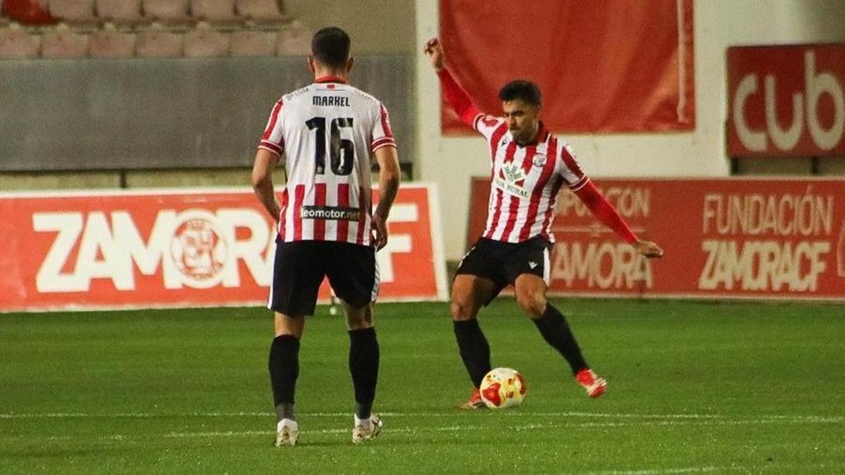 Miki Codina toca el cuero durante el encuentro ante el Ourense CF