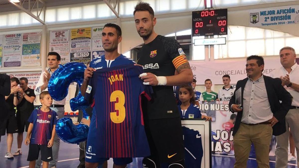 Joan Linares recibió una camiseta con su nombre del Barça Lassa