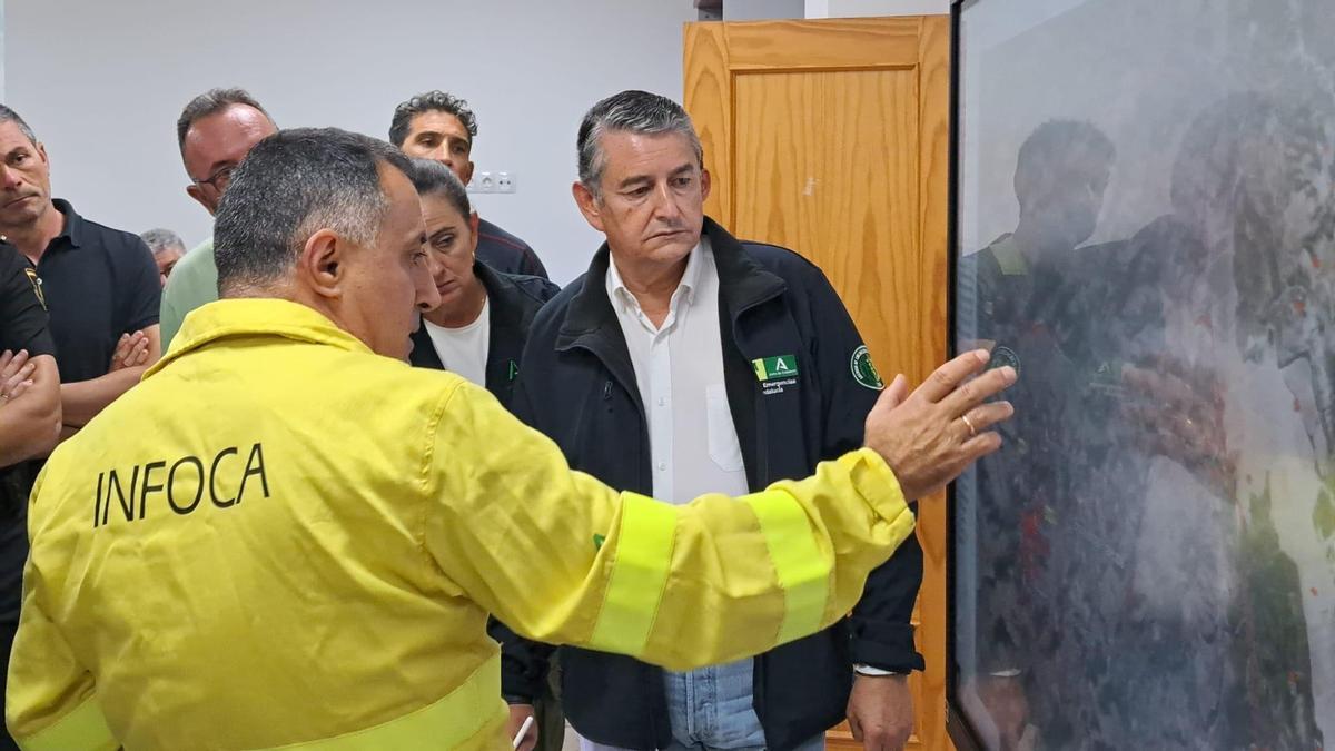 El consejero Antonio Sanz con los servicios de Infoca en Almería