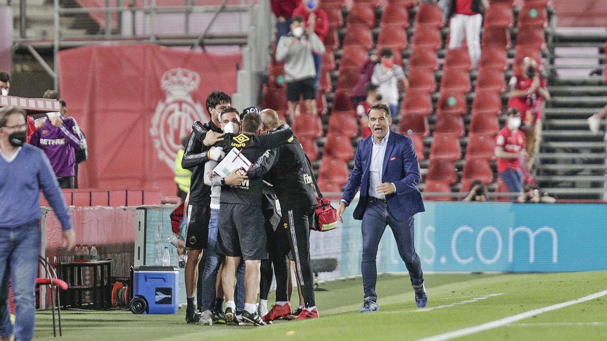 Luis García, en la zona técnica del Mallorca, celebra el primer tantode Abdón.