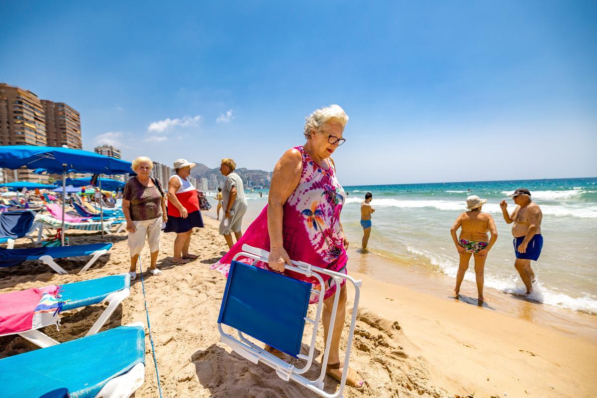 Turista mayor en playa dentro del programa del Imserso, en Benidorm.