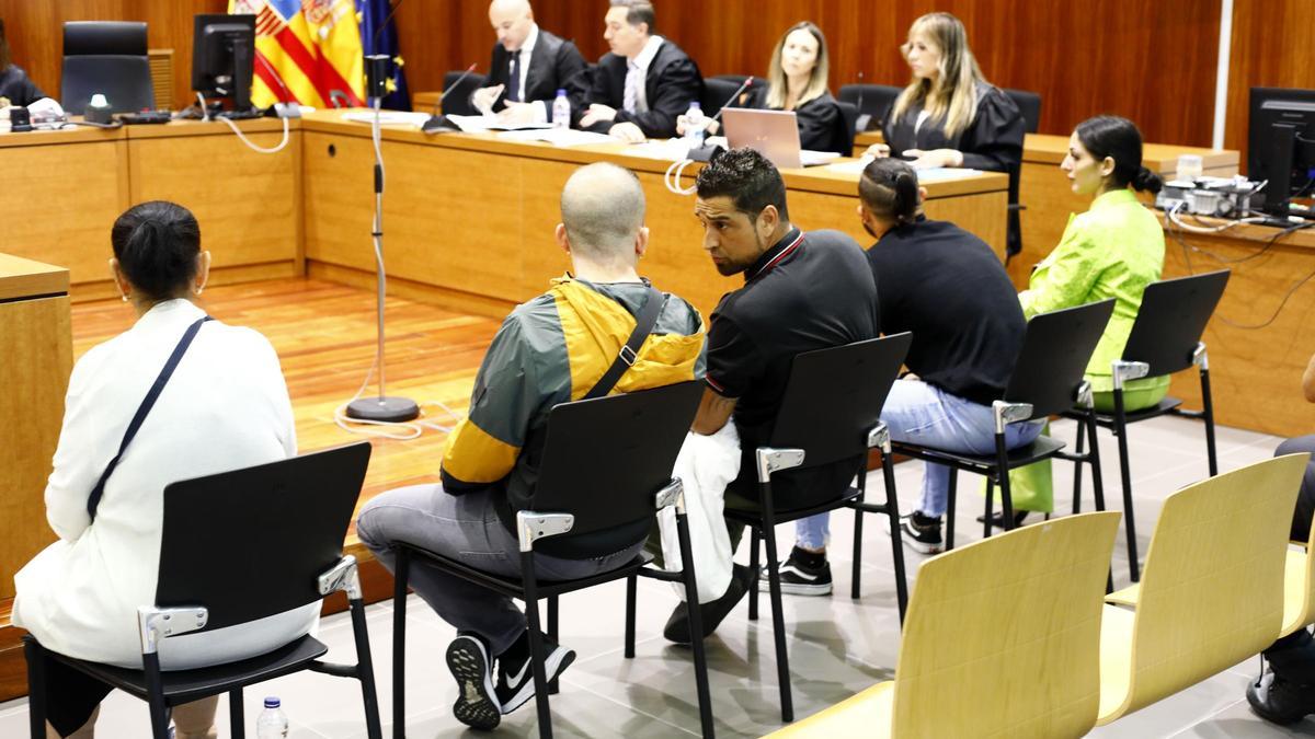 De izquierda a derecha, Dolores H. J.; el presunto sicario, David P. M.; los nietos, Ricardo y Epifanio, y la expareja de este último, María Ángeles R. G., en el banquillo de los acusados de la Audiencia Provincial de Zaragoza.