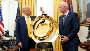 Donald Trump, presidente de EEUU, y Gianni Infantino, presidente de la FIFA, con el trofeo del Mundial de Clubs.
