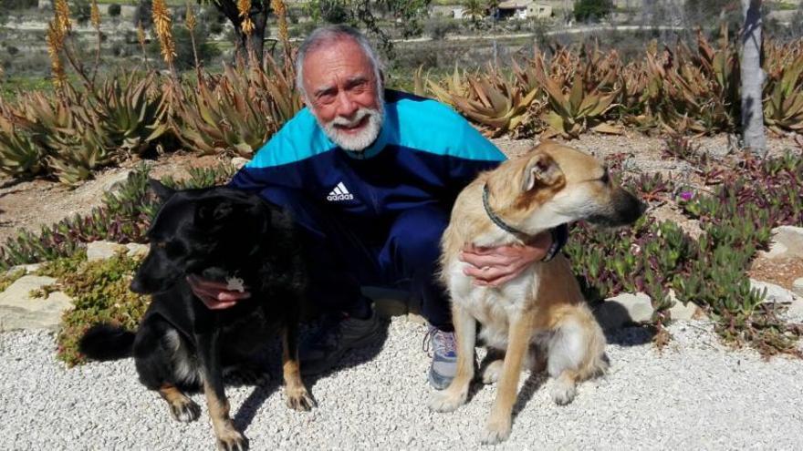 Dos Winkel con sus dos perros; el de la derecha es el que ha muerto.