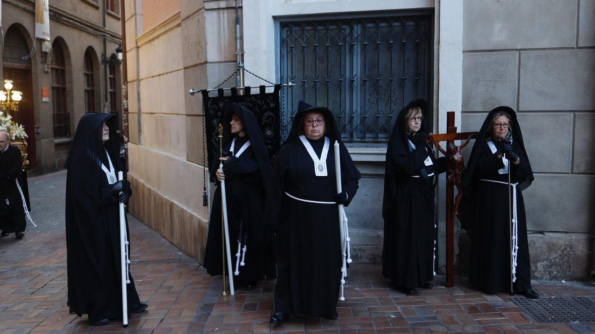 FOTOGALERÍA | Zaragoza se llena de capirotes y bombos en la procesión del Santo Entierro