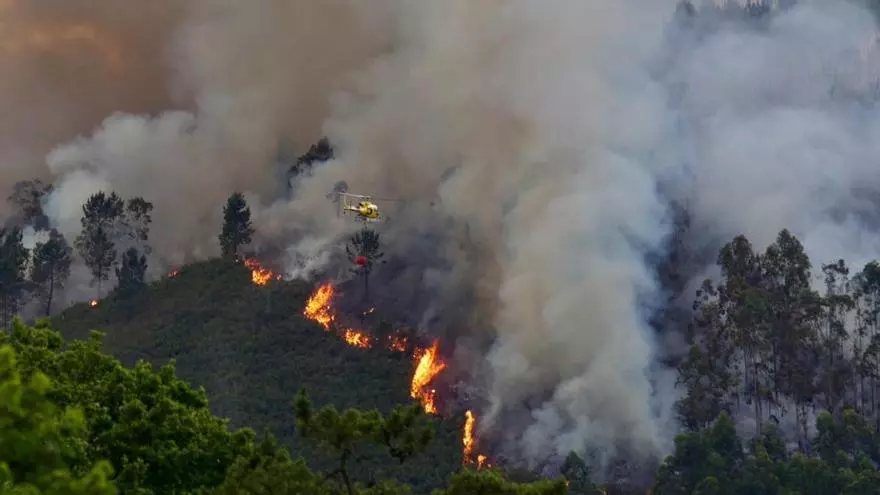 VÍDEO: Preocupación en Grado por la evolución del incendio forestal que afecta a Peñaflor y Vega de Anzo