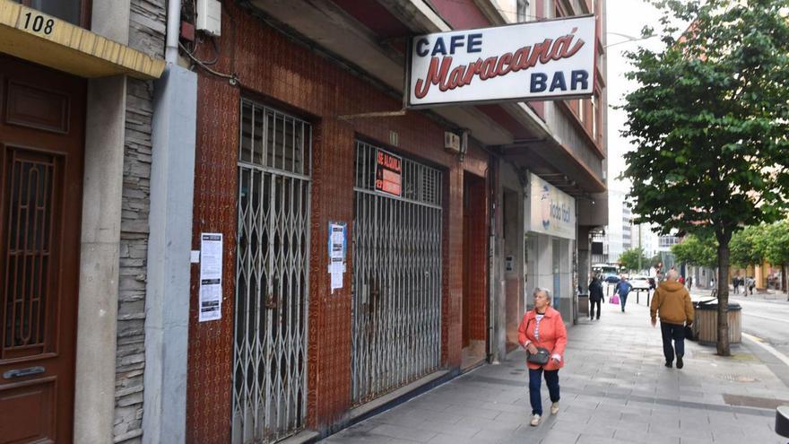 Bar Maracaná, ya cerrado y en traspaso, en la avenida de Oza. |   // VÍCTOR ECHAVE