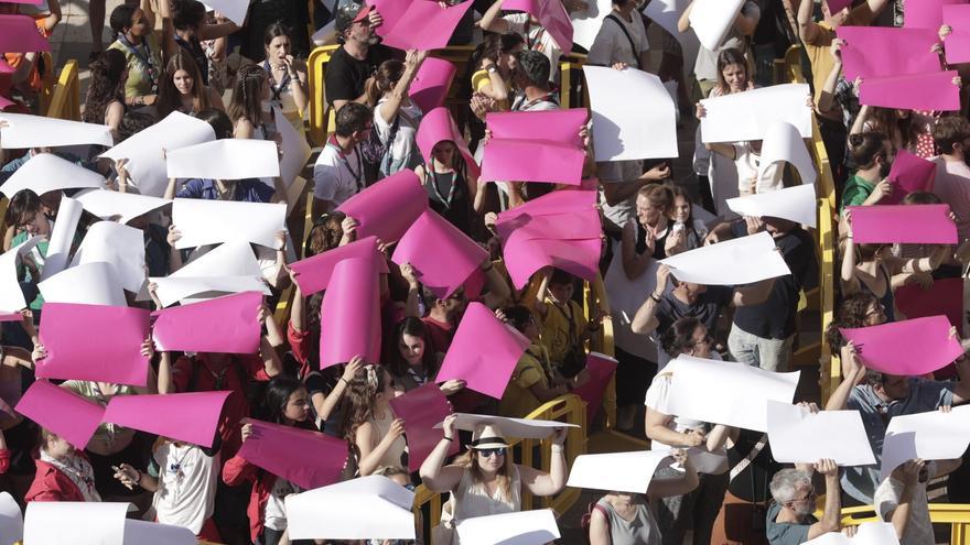 Un enorme mosaico humano pide justicia climática en la Plaza Mayor