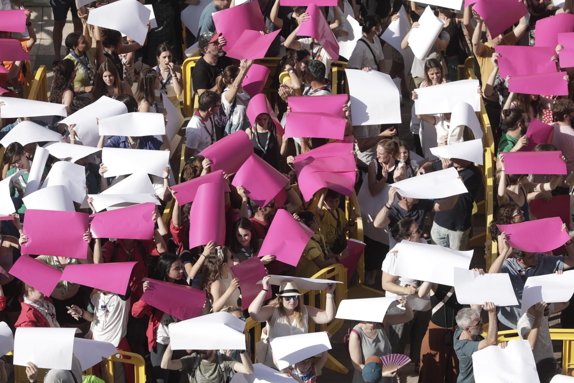 Un enorme mosaico humano pide justicia climática en la Plaza Mayor