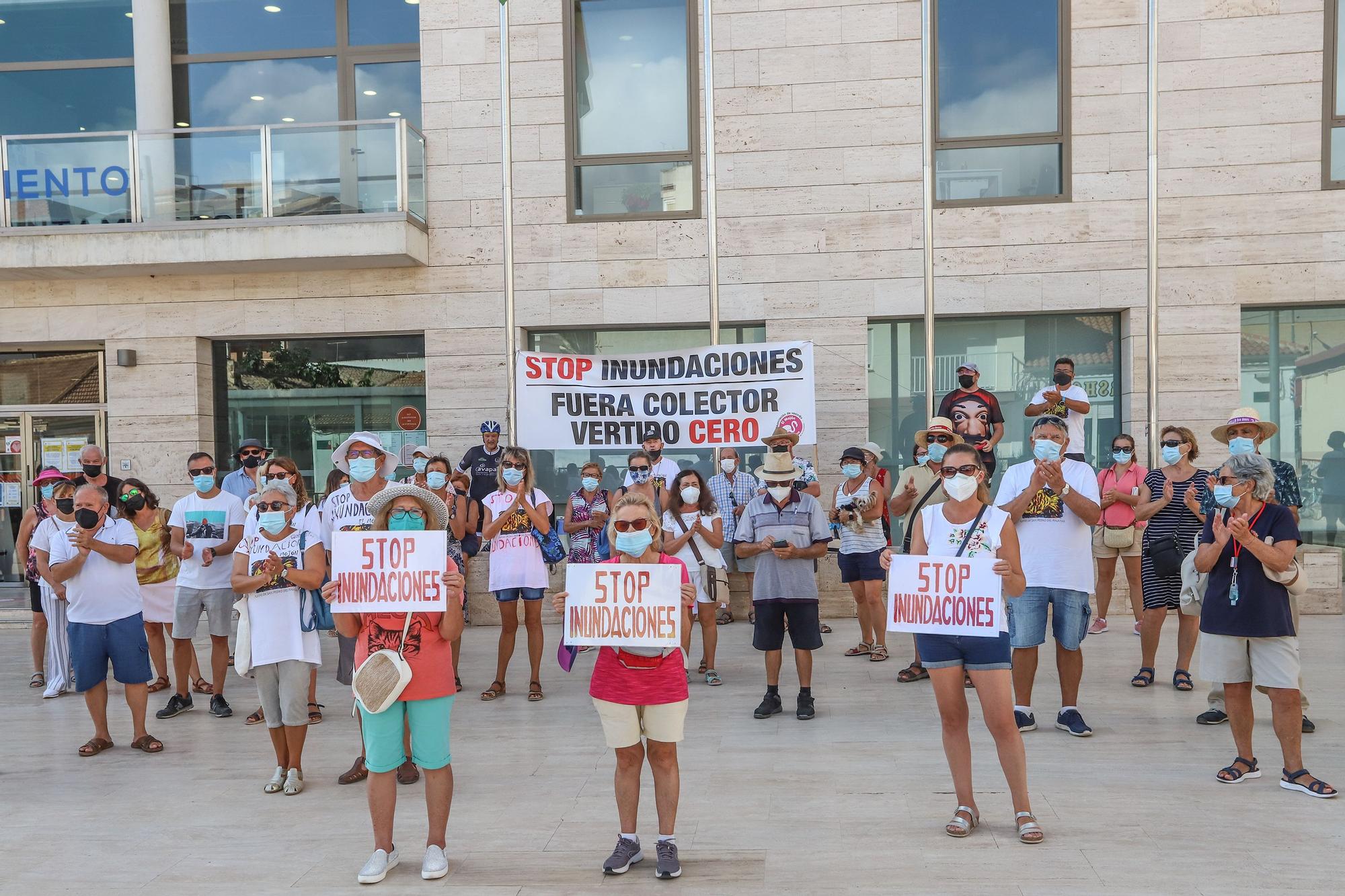 Vecinos de El Mojón que se concentraron este viernes con pancartas reivindicativas frente al ayuntamiento pilareño