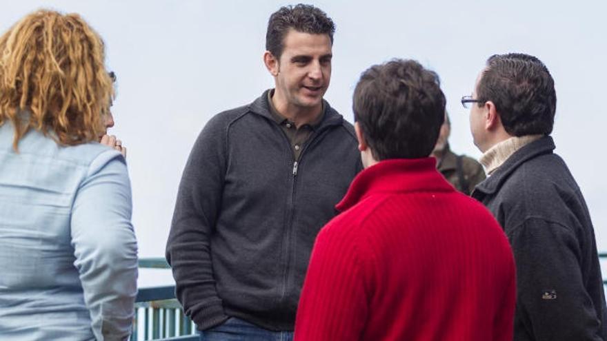 El concejal y portavoz del PSOE en el Ayuntamiento de Tacoronte, Carlos Medina, con miembros de su equipo.