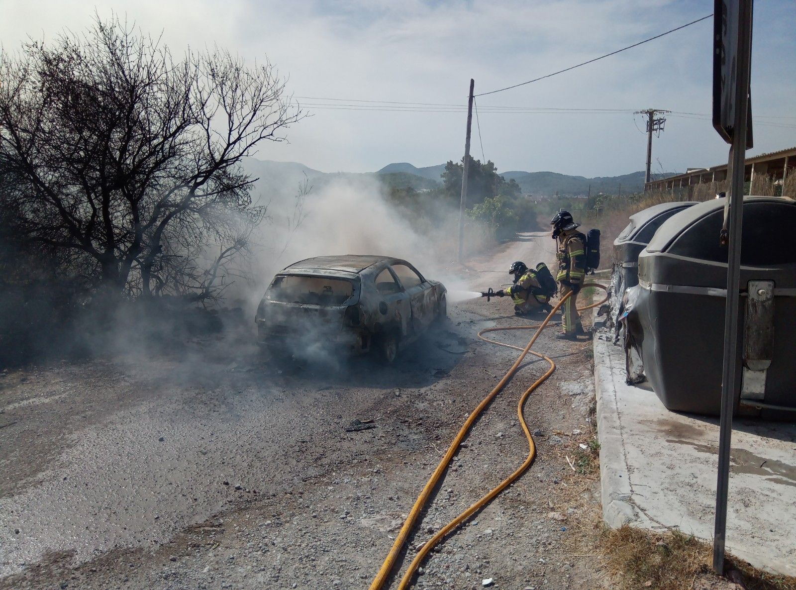 El incendio de un coche alcanza un torrente en Ibiza