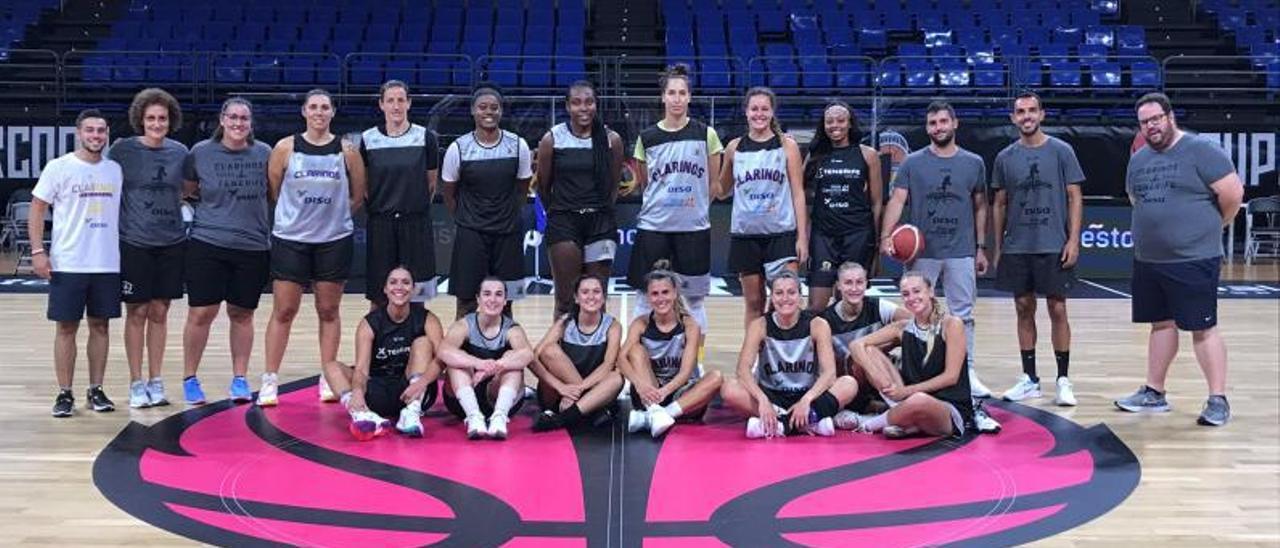 Jugadoras y técnicos del CB Clarinos Tenerife, ayer en el parqué del Santiago Martín.