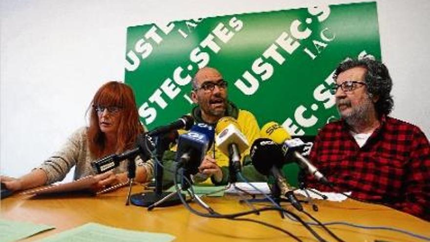 D&#039;esquerra a dreta, Laura Iglesias, Ramon Font i Jaume Mínguez, durant la seva compareixença ahir a Girona.