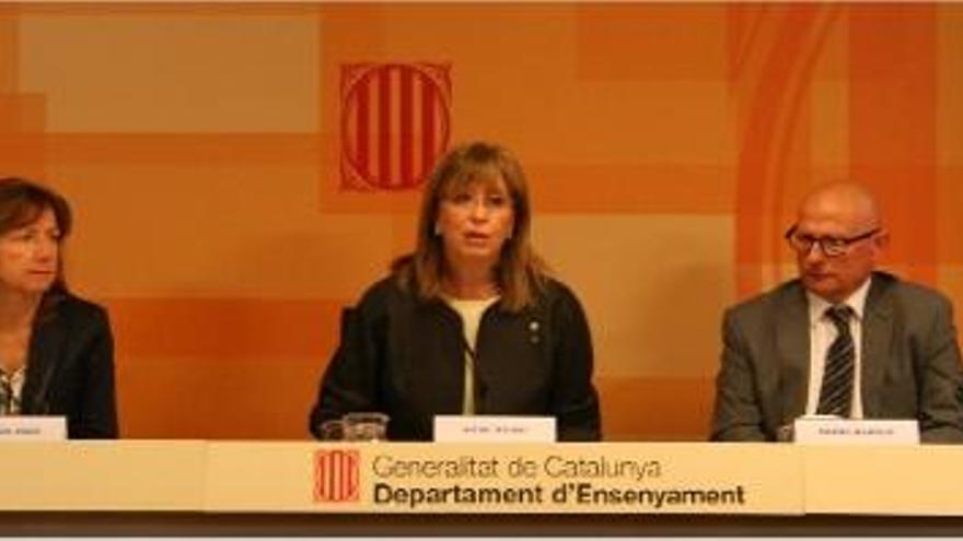 Irene Rigau entre la secretària general del Departament i el gerent del Consorci d&#039;Educació de Barcelona.