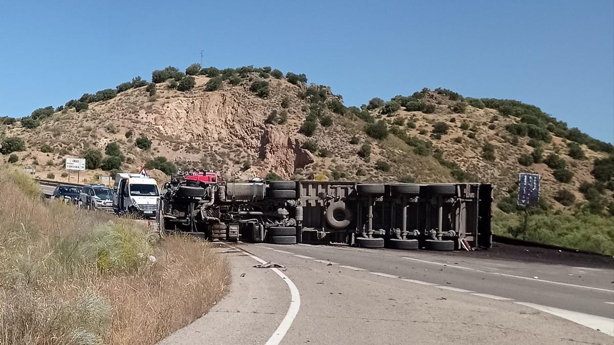 El camión ha quedado volcado sobre la calzada.