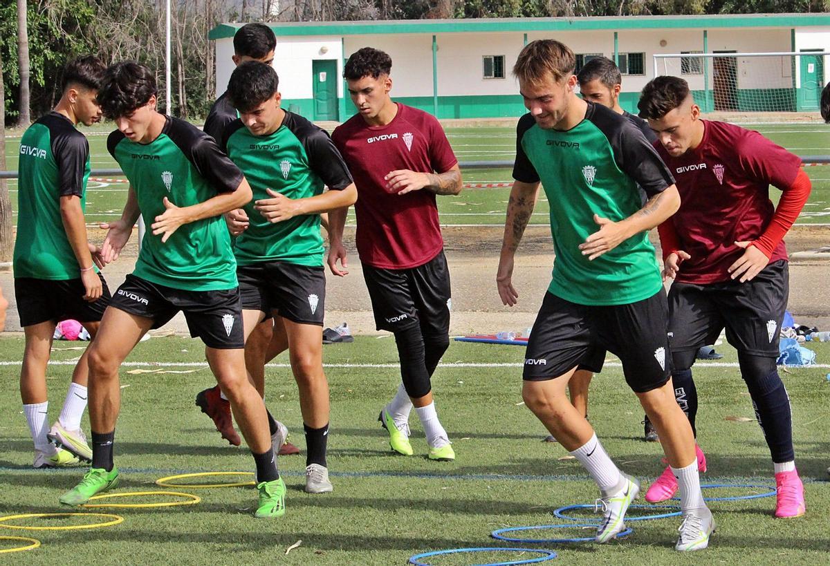 Los futbolistas del filial realizan un circuito de activación durante la primera sesión de la pretemporada.
