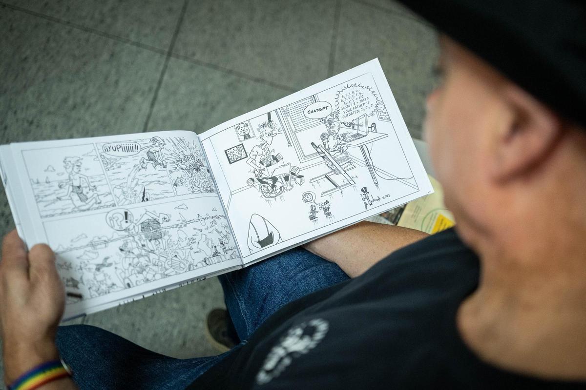 El autor con su obra.