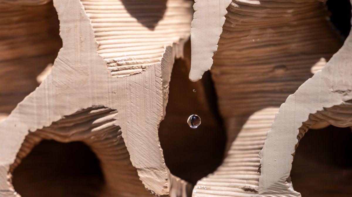 La pared de refrigeración consta de cubos de cerámica impresos en 3D.
