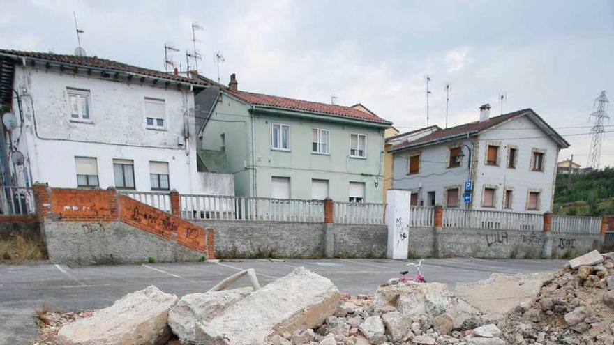 Los restos de las escuelas de Favila, tras su demolición.