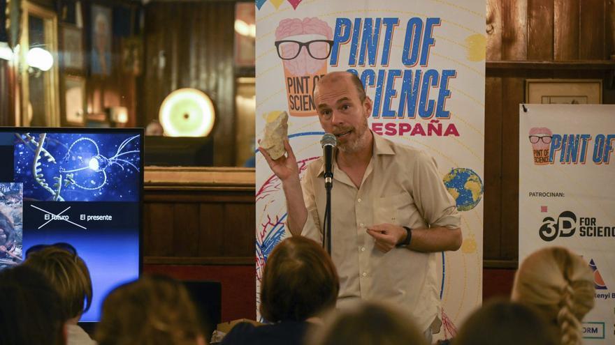 Taberna Nasa estrena el festival de ciencia «Pint of Science» en Pontevedra