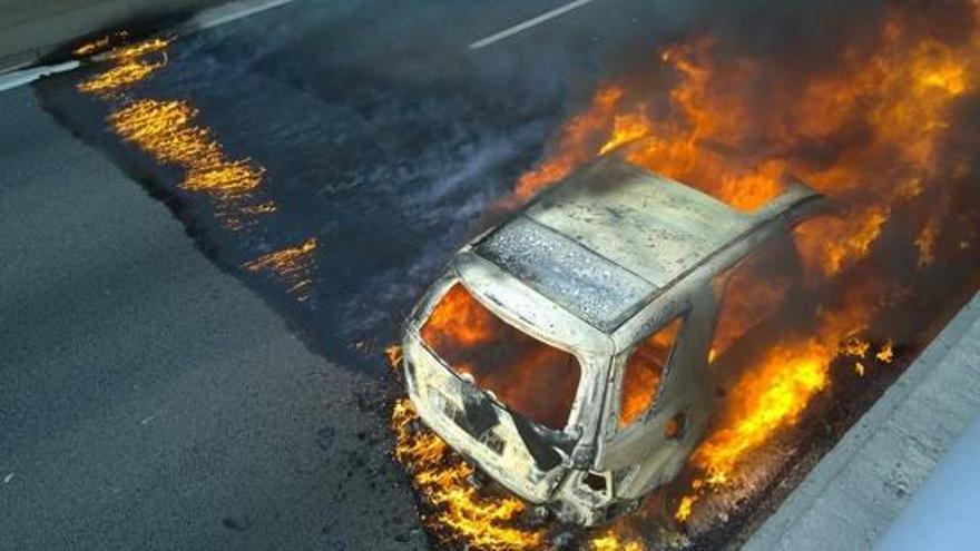 Imatge del vehicle en flames.