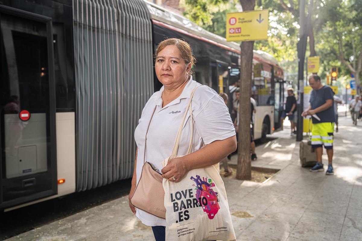 Daisy Álvarez, a la espera de un taxi tras hacer uso del servicio altenativo de bus por el corte en la L1 del metro