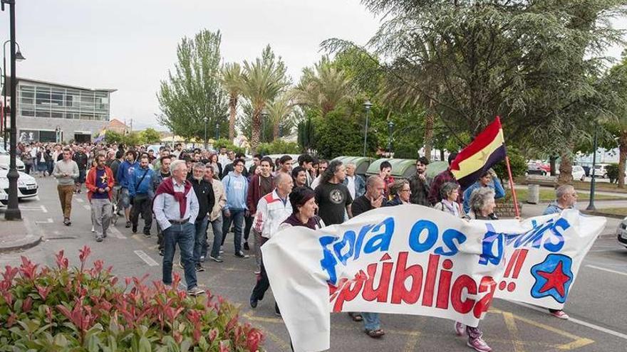 Manifestación prorepública celebrada el lunes en Cangas a la que asistieron socialistas de Moaña.