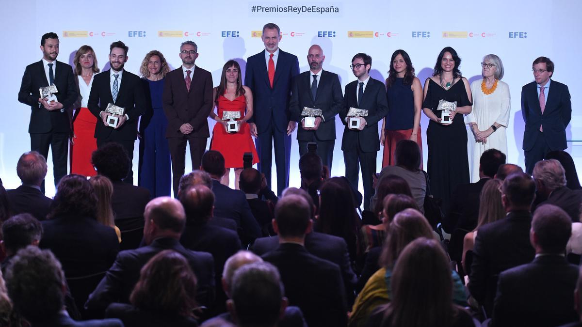 El Rey Felipe VI (c) posa con los premiados en la entrega los Premios Internacionales “Rey de España” de Periodismo 2022.