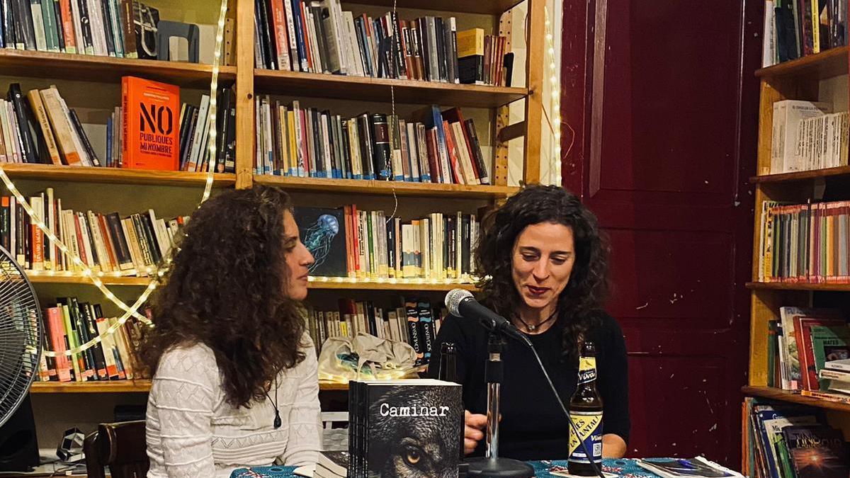 Raquel Quirós (derecha) presentando su libro 'Caminar' el pasado 2 de enero en el Café D'Espacio.