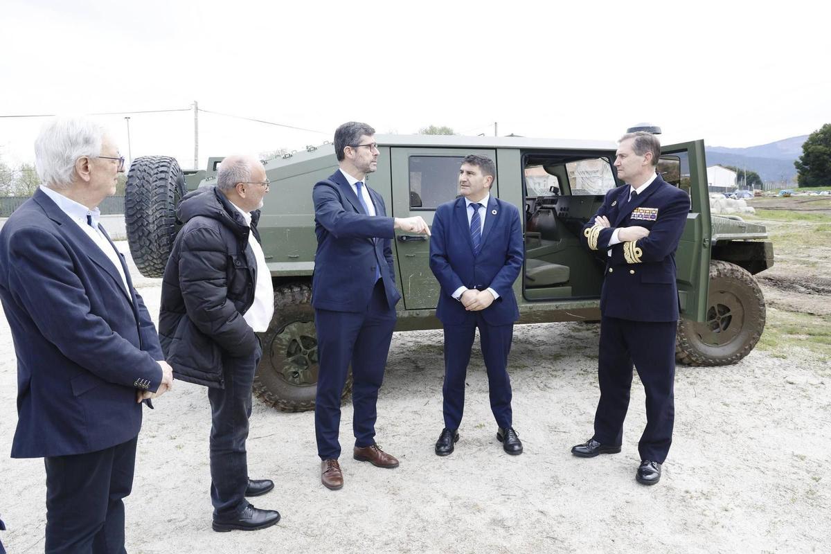 Justo Sierra, de Urovesa, junto a Pedro Blanco delante de un vehículo táctico militar.