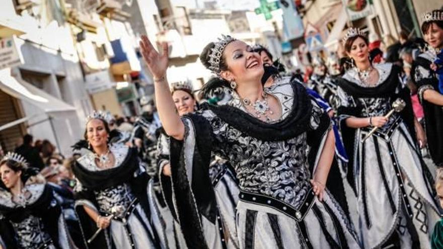 Los festeros lucieron sus mejores galas en el desfile del día de la Inmaculada Concepción, la patrona de Monforte del Cid.