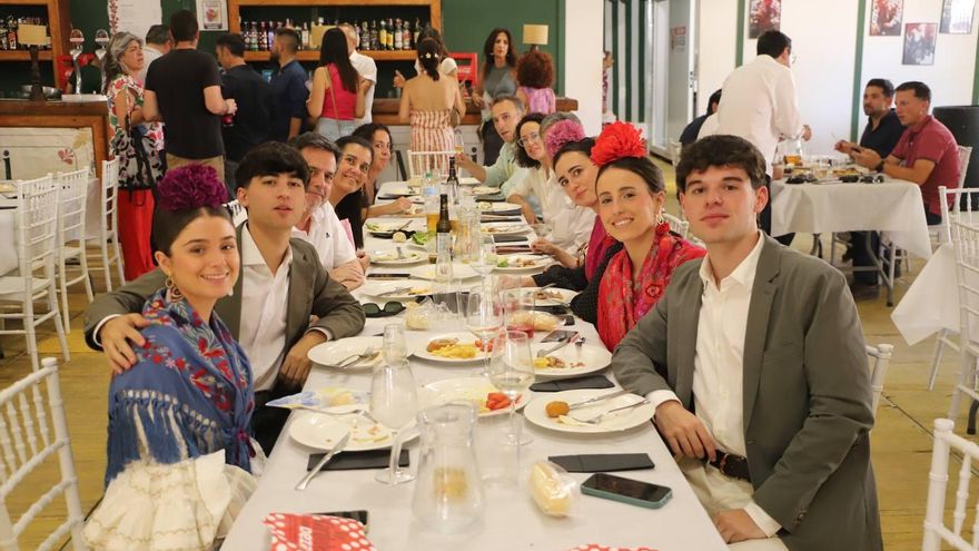 Amigos y familiares en el miércoles de Feria