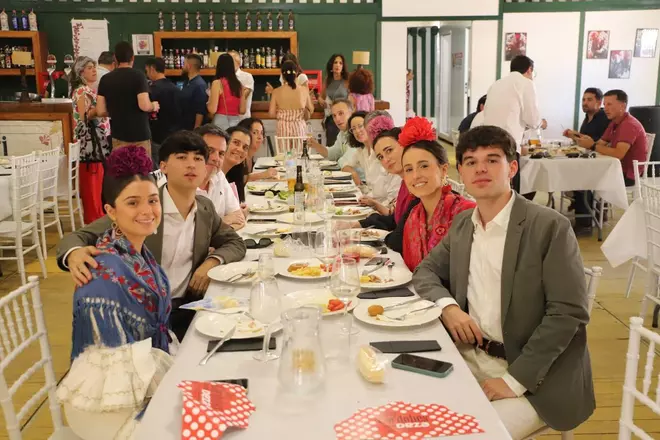 Amigos y familiares en el miércoles de Feria