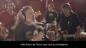 ’Més lluny’, una versió rockera del ’Viatge a Ítaca’ de Lluís Llach, interpretada per diversos músics.