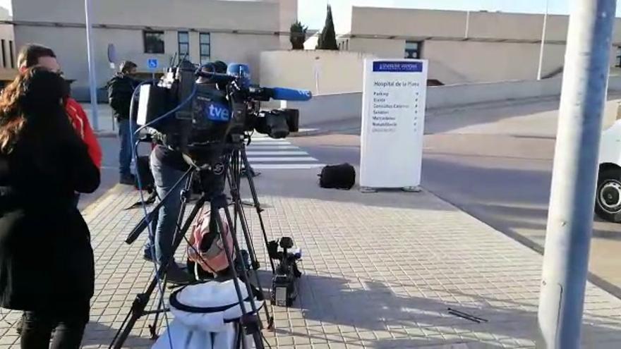 Despliegue mediático frente al Hospital de la Plana de Vila-real