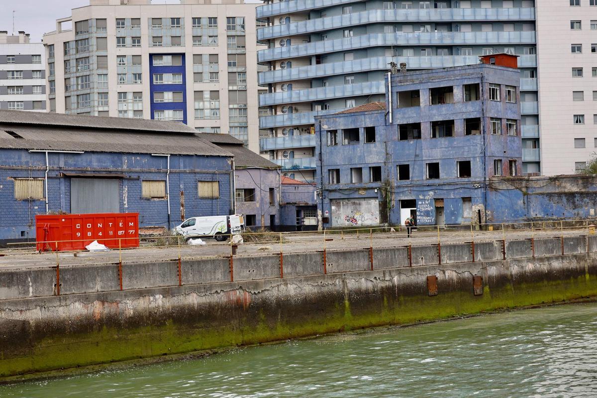 Pymar arranca los trabajos de limpieza en sus terrenos de Naval Gijón (en imágenes)