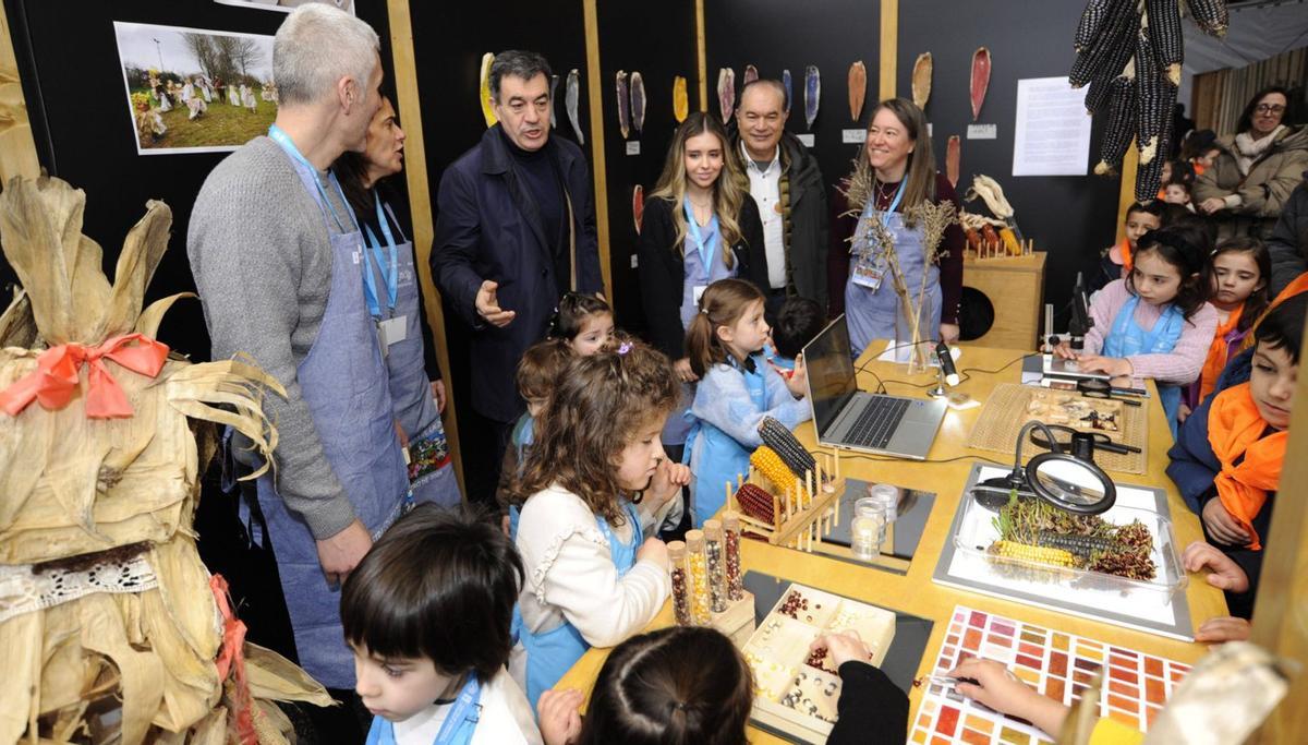 Román Rodríguez, con políticos locales y niños en la zona de recreación artísitca a base de espigas de maíz.