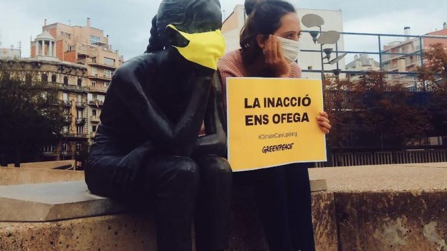 L&#039;acció de Greenpeace a la Plaça 1 d&#039;Octubre de Girona.